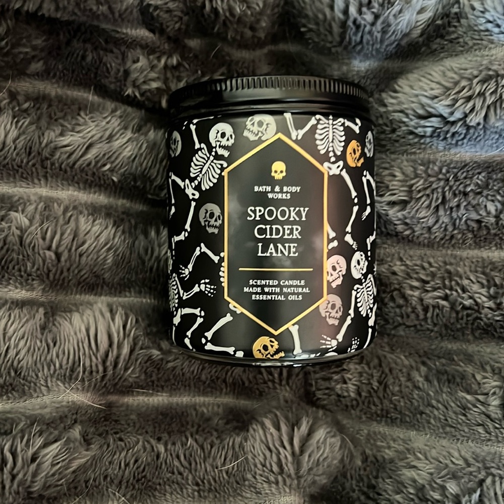 Spooky Cider Lane Bath & Body Works Candle (7oz)